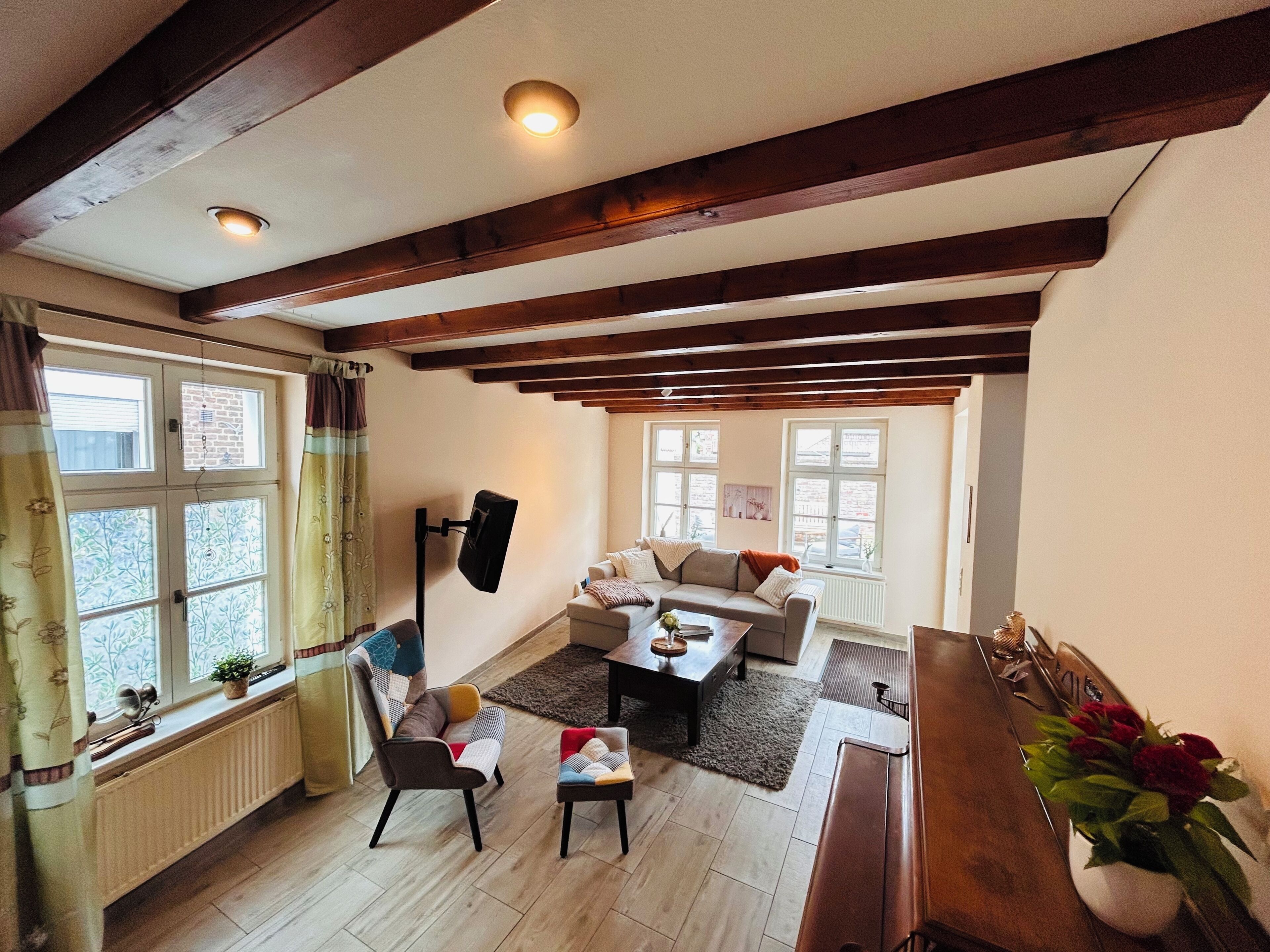 House, 3 Bedrooms, Patio, Garden View | Living room | Books