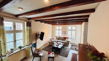 House, 3 Bedrooms, Patio, Garden View | Living room | Books