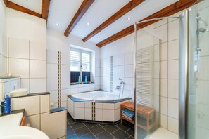 Huis, 3 slaapkamers, terras, uitzicht op tuin | Badkamer