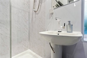 Appartement, 1 slaapkamer | Badkamer | Toiletpapier