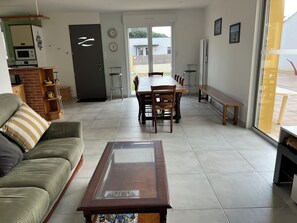 Smart TV, DVD player, books