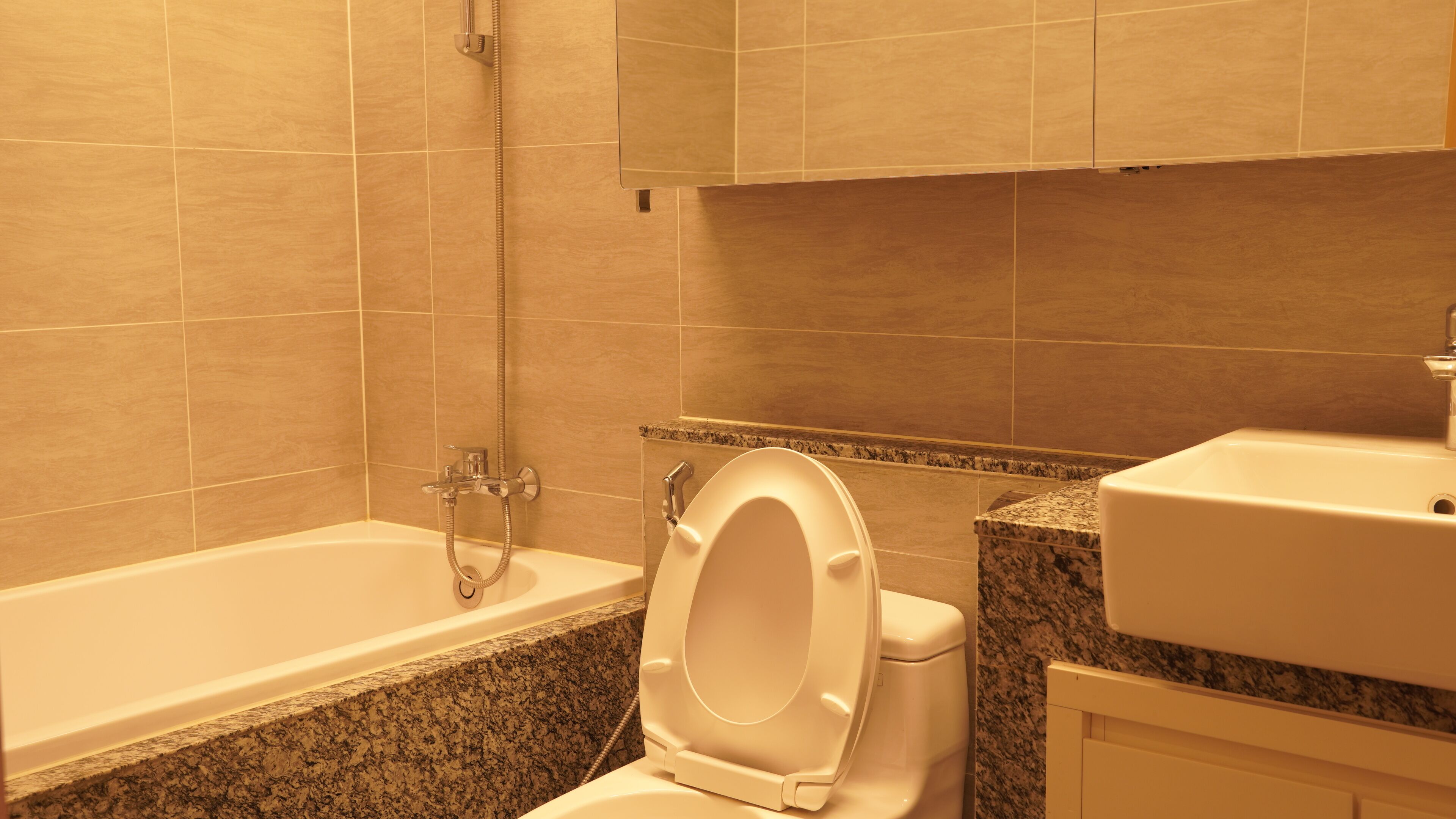 Ein Badezimmer mit Badewanne, Toilette und Waschbecken.