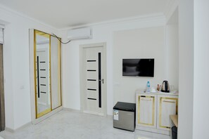 خزنة داخل الغرفة وستائر تعتيم ومكواة/لوح كي وواي فاي مجانًا