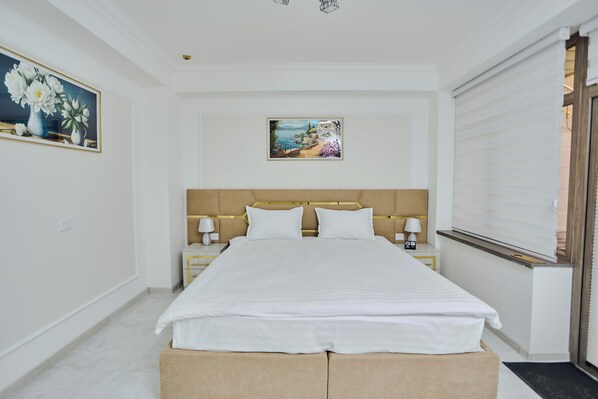 خزنة داخل الغرفة وستائر تعتيم ومكواة/لوح كي وواي فاي مجانًا