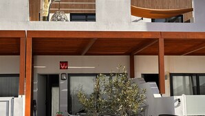 Un edificio moderno con techo plano, ventanas amplias y fachada de madera.