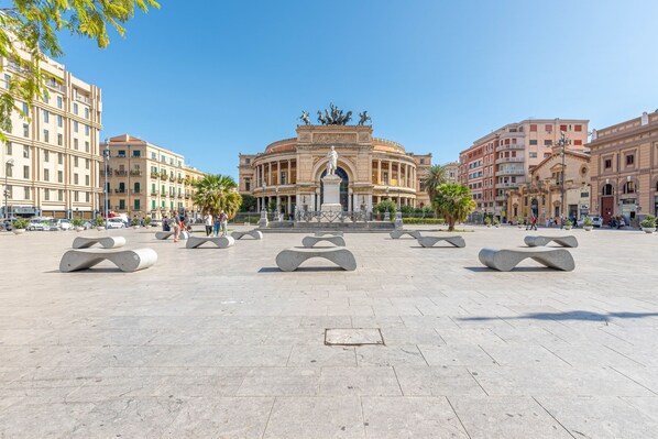 A spacious public square with a central monument, surrounded by classical architecture and modern seating. - Ruggero City View Apartment by Wonderful Italy (Palermo)