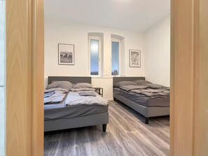 2 habitaciones, tabla de planchar con plancha, wifi y ropa de cama