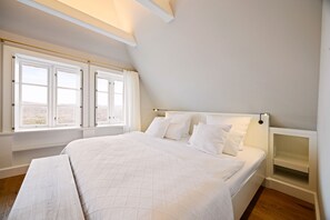 4 bedrooms, desk, iron/ironing board, free WiFi