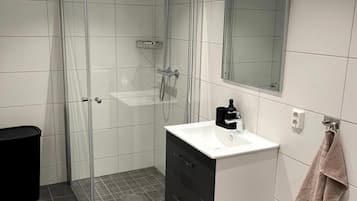 Apartment, 2 Bedrooms, Accessible, Smoking | Bathroom