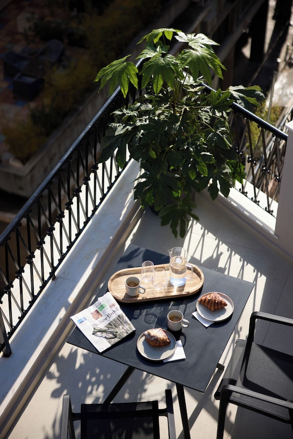 Deluxe Studio, City View | Terrace/patio