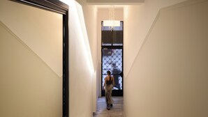 Una escalera con una persona bajando.
