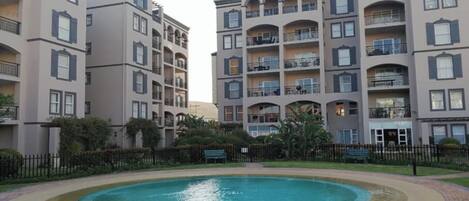 Una piscina al aire libre