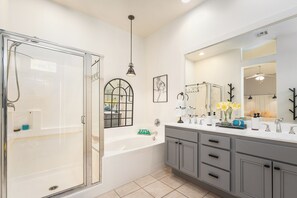 Serviettes fournies, savon, shampoing, papier toilette