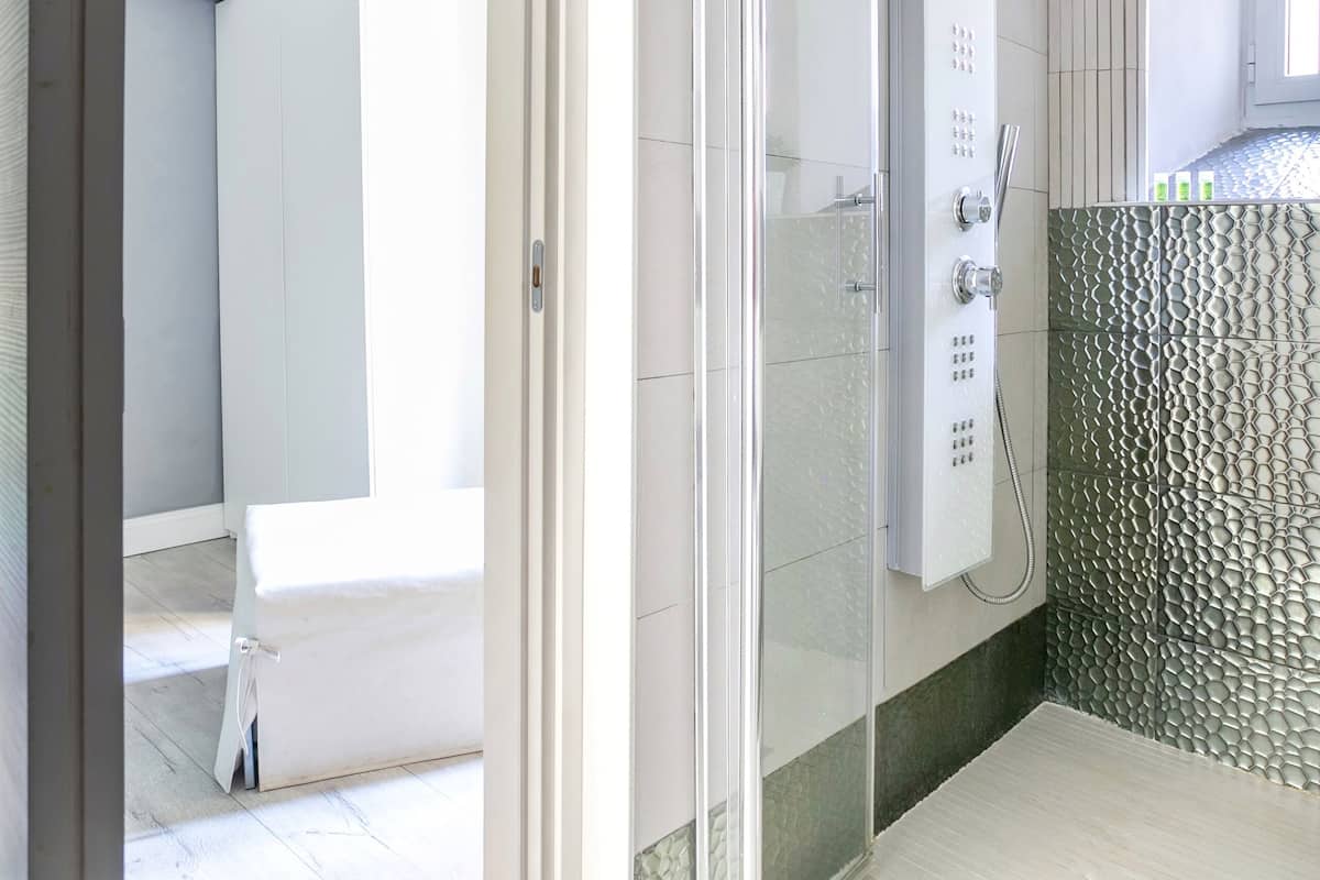 Deluxe dubbelrum | Badrum | Hårtork, handdukar, tvål och schampo