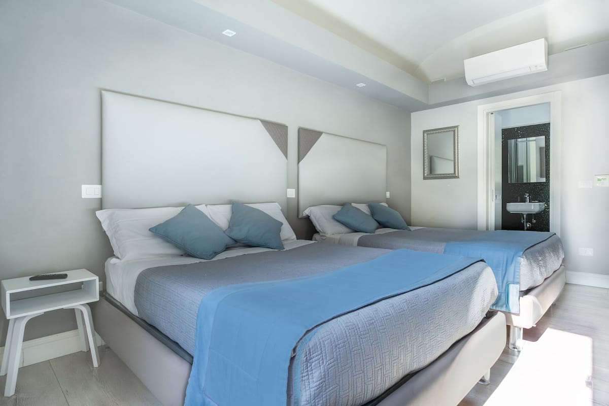 Fyrbäddsrum - utsikt mot innergården | Värdeförvaringsskåp på rummet, strykjärn/strykbräda och gratis wi-fi