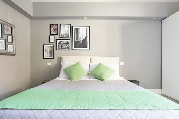 Habitación doble Deluxe | Caja de seguridad en la habitación y tabla de planchar con plancha 