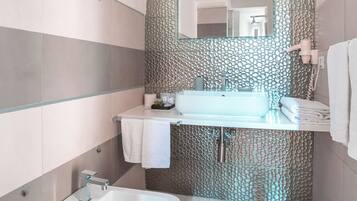 Deluxe dubbelrum | Badrum | HÄrtork, handdukar, tvÄl och schampo