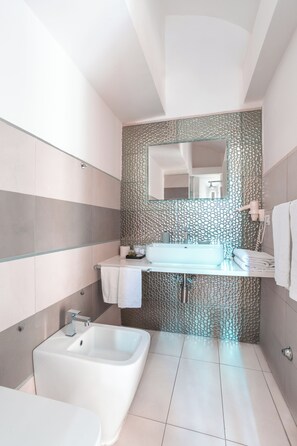 Deluxe dubbelrum | Badrum | Hårtork, handdukar, tvål och schampo