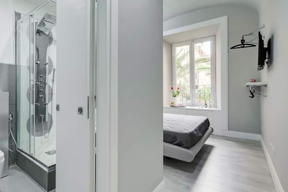 Classic dubbelrum - utsikt mot innergården | Badrum | Hårtork, handdukar, tvål och schampo