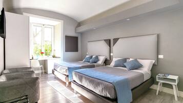 FyrbÀddsrum - utsikt mot innergÄrden | VÀrdeförvaringsskÄp pÄ rummet, strykjÀrn/strykbrÀda och gratis wi-fi