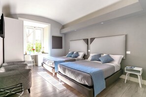 Fyrbäddsrum - utsikt mot innergården | Värdeförvaringsskåp på rummet, strykjärn/strykbräda och gratis wi-fi