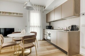 One-Bedroom Apartment with Terrace | Eget kök | Kylskåp, mikrovågsugn, ugn och spishäll