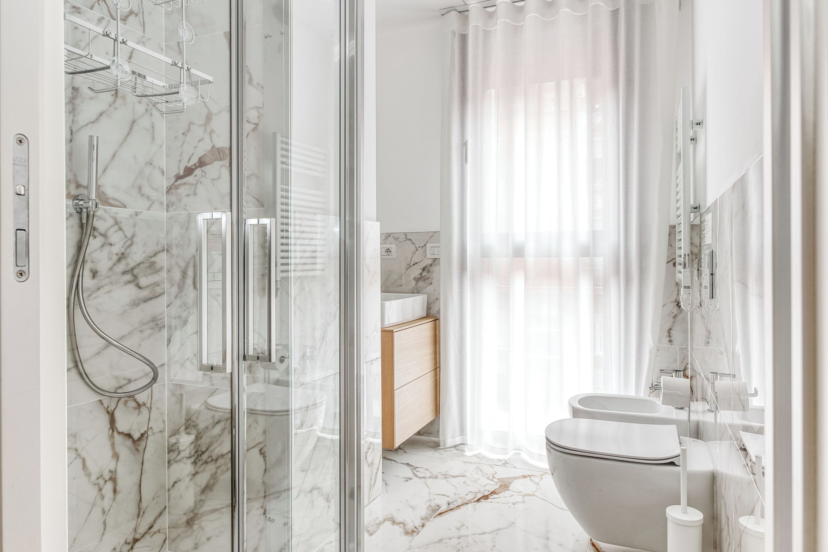 Appartement | Badkamer | Een douche,  milieuvriendelijk toiletgerief, een haardroger, handdoeken