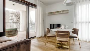 One-Bedroom Apartment with Terrace | Área de sala de estar | Televisión de pantalla plana de 50 pulgadas con canales por cable