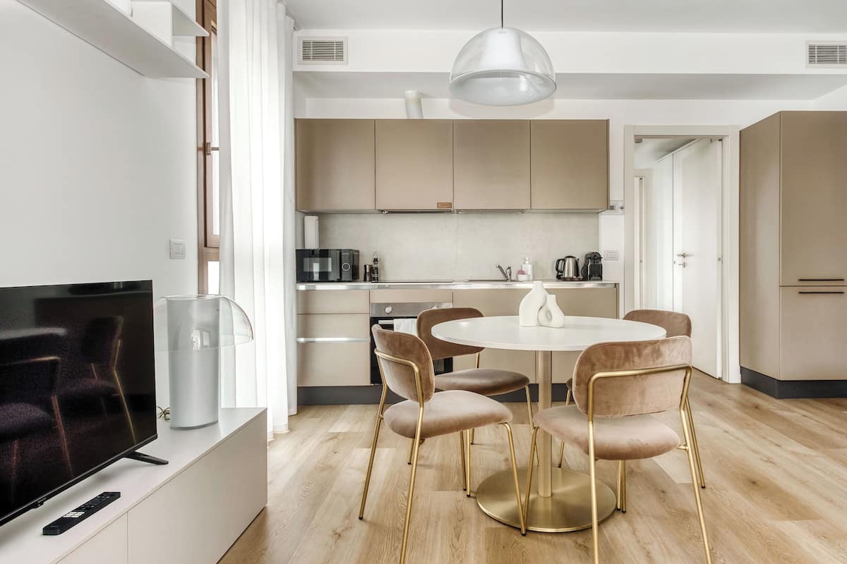 One-Bedroom Apartment with Terrace | Area soggiorno | TV a schermo piatto 50 pollici con canali via cavo