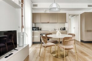 One-Bedroom Apartment with Terrace | Living area - Limehome Milan Park Towers (Milan)