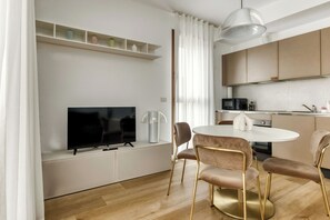 One-Bedroom Apartment with Terrace | Living area - Limehome Milan Park Towers (Milan)