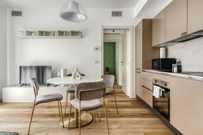 One-Bedroom Apartment with Sofa Bed | Zona de estar | Televisión de pantalla plana de 50 pulgadas con canales por cable