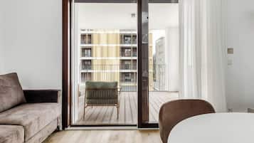 One-Bedroom Apartment with Terrace | Área de sala de estar | Televisión de pantalla plana de 50 pulgadas con canales por cable