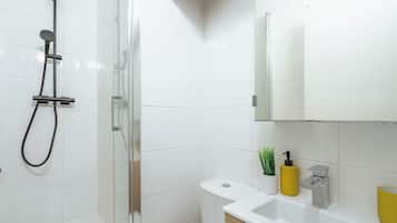 Studio | Bathroom | Free toiletries, hair dryer, towels, soap