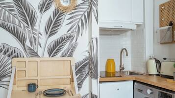 Studio | Private kitchen | Fridge, microwave, oven, stovetop