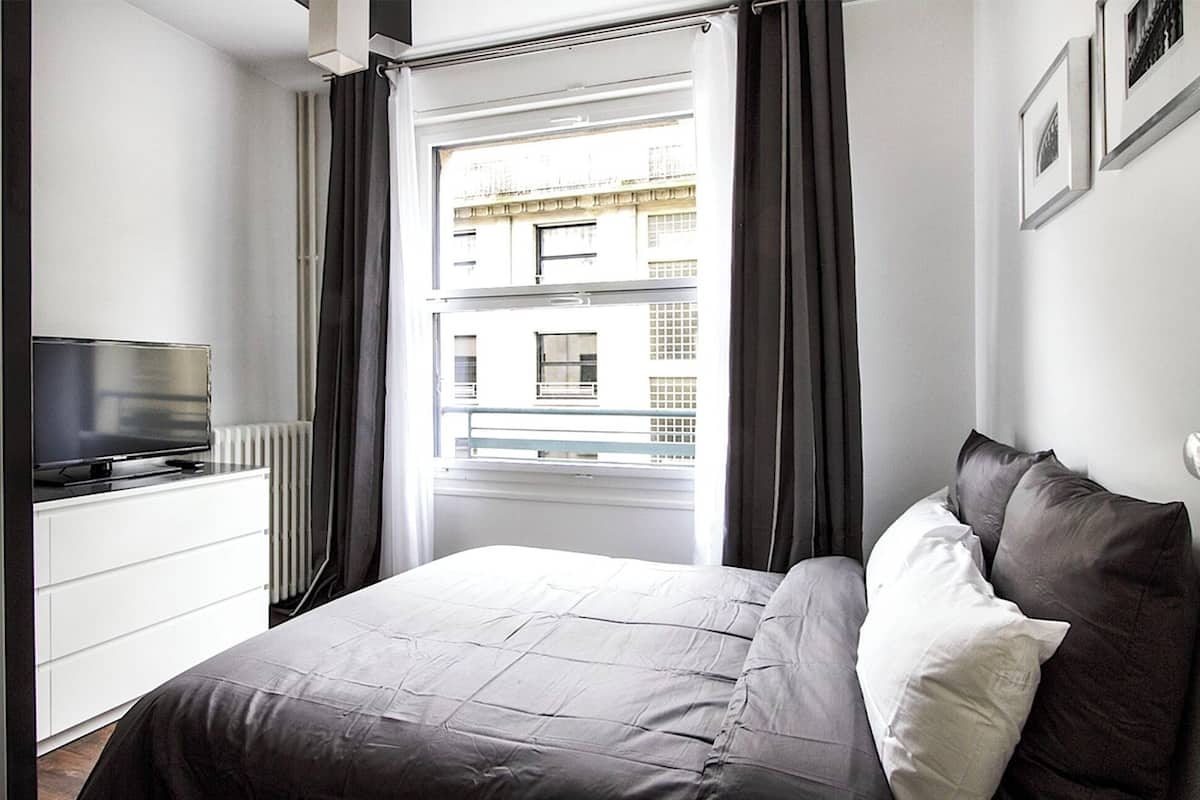 Signature Apartment | 1 bedroom, blackout drapes, iron/ironing board, free WiFi