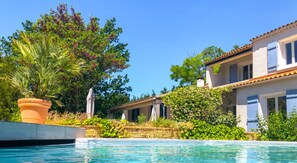Outdoor pool - The ideal escape at villa la Pernes du Nord: Your vacation paradise! (Pernes-les-Fontaines)