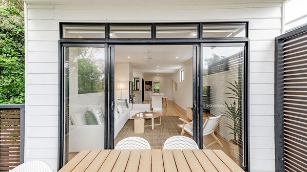 Outdoor dining - The Sunshine Beach Luxe Coastal Retreat (Noosa)