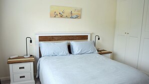 2 bedrooms, internet, bed sheets - Deck 5 - Stylish Comfort in the Heart of South West Rocks (South West Rocks)