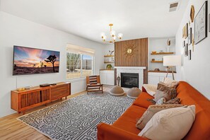 Tv, eldstad och kontor