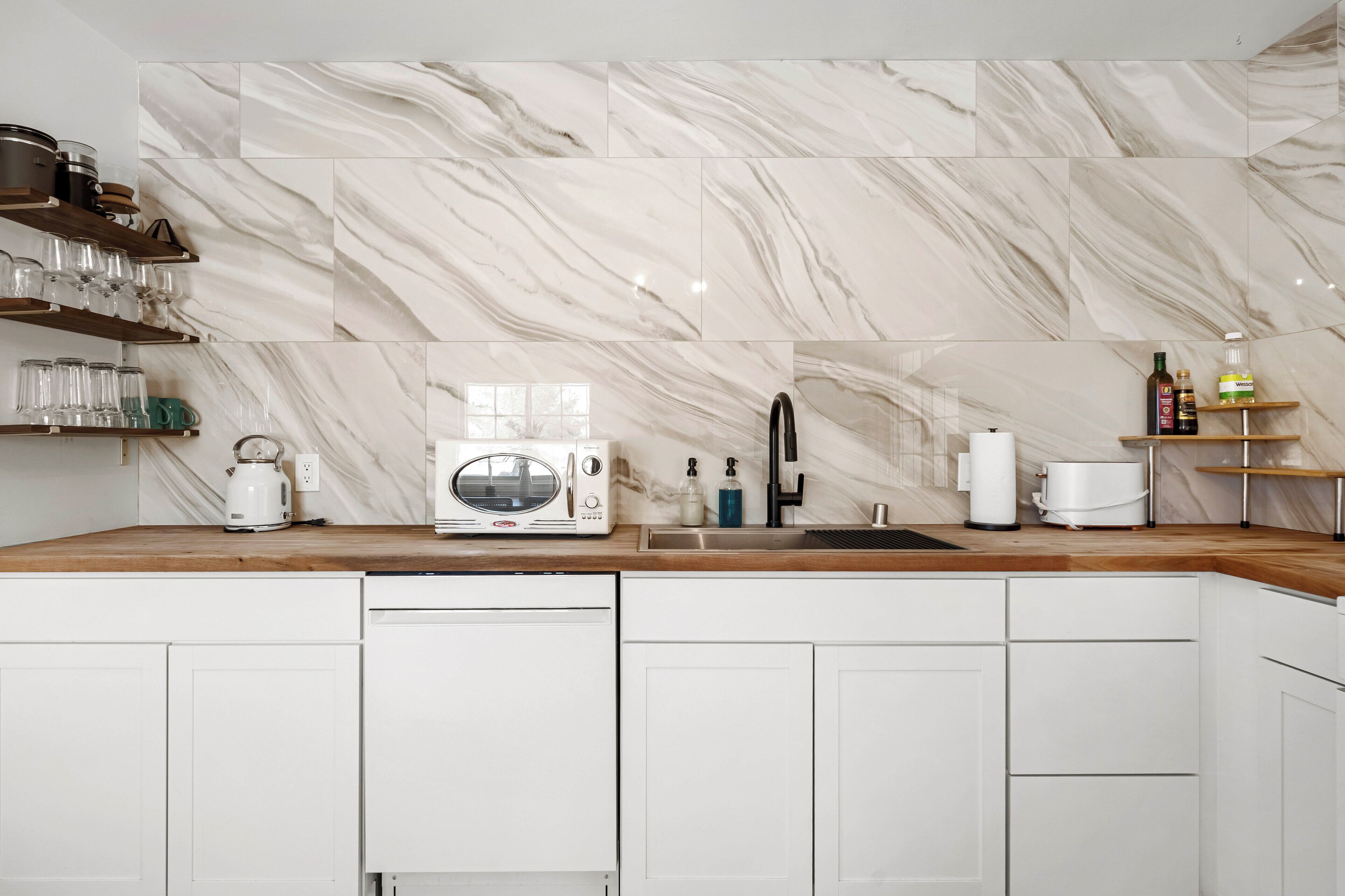 Frigorífico, microondas, horno y placa de cocina