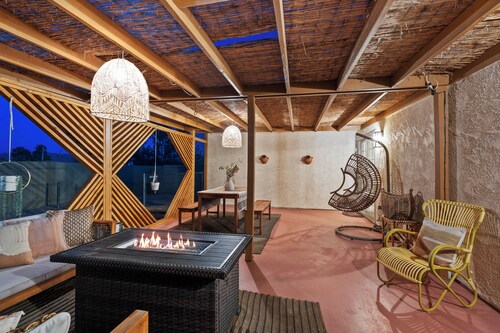 Desert escape w/ hot tub, pool, fire pit & fully fenced yard — 15 min to JTNP. Perfect for dog-friendly getaways. 🌵✨