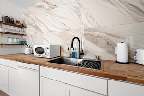 Een koelkast, een microgolfoven, een oven, een kookplaat