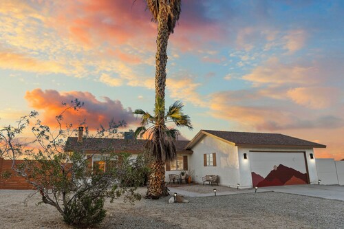 Desert Oasis w/ Hot Tub, Fully Fenced, Pool & Mountain Views 🌵✨