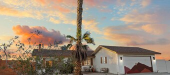 Desert Oasis w/ Hot Tub, Fully Fenced, Pool & Mountain Views 🌵✨