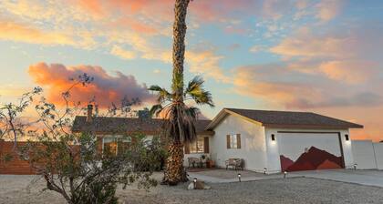 Desert Oasis w/ Hot Tub, Fully Fenced, Pool & Mountain Views 🌵✨