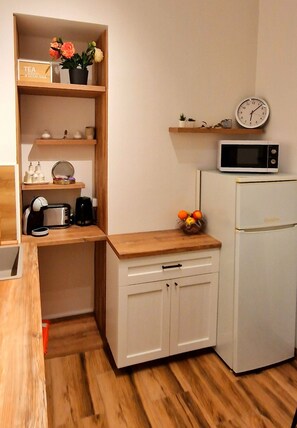 Apartment, 1 Bedroom, Smoking, City View | Interior