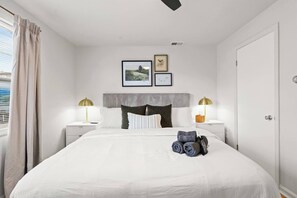 A neatly arranged hotel room with a large bed, two bedside tables with lamps, a headboard, and framed pictures on the wall. - This apartment is a 2 bedroom(s), 1 bathrooms, located in Frankfort, KY. (Frankfort)