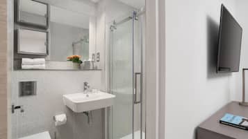 Pengering rambut, tuala disediakan, sabun, syampu