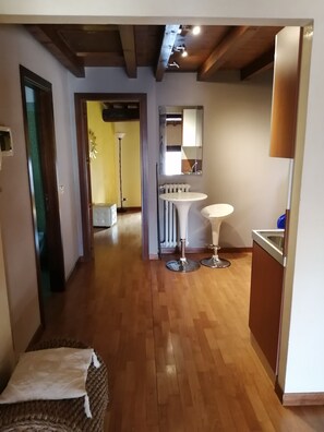 Secador de cabelo, toalhas de banho, sabonete, shampoo